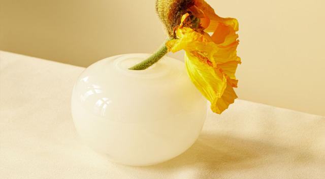 DEW  Vase, sart gul krystall