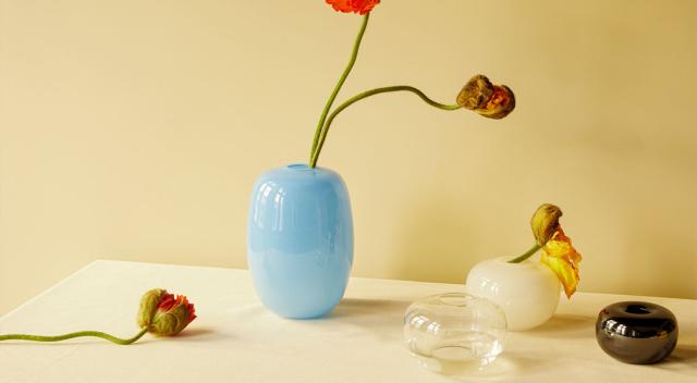DEW  Vase, sart gul krystall
