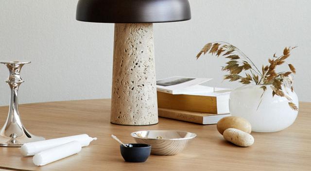 DEW  Vase, sart gul krystall