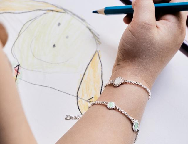 BLOOM Mini<br>Armbånd tre blomster, himmelblå<br>14-16 cm