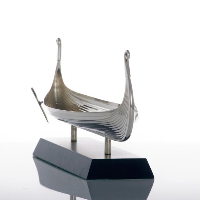 VIKINGSKIP OSEBERG  på tresokkel