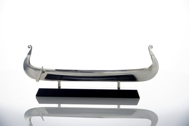 VIKINGSKIP OSEBERG  på tresokkel