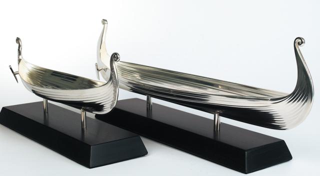 VIKINGSKIP OSEBERG  på tresokkel